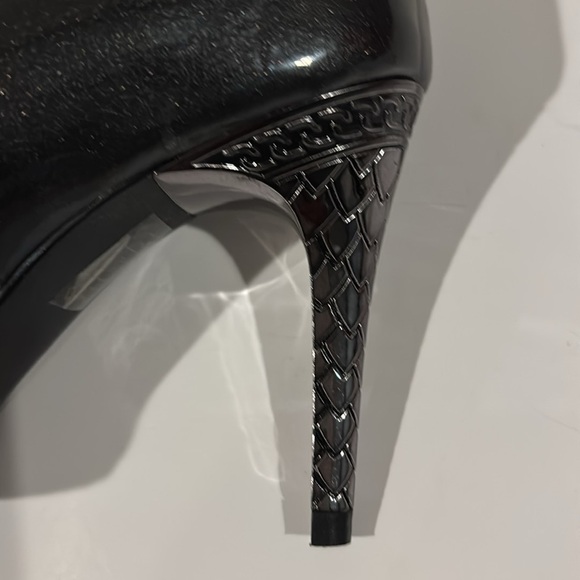 J. Renee’ Maressa Smoke Gray Patent Leather Ornate Heel Pointed Toe Pump - Sz 6 - Picture 5 of 9